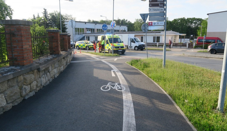 Při srážce dvou cyklistů se vážně zranila žena na elektrokole, neměla nasazenou helmu