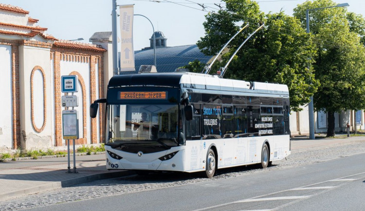 Do plzeňských ulic vyjel zcela nový typ škodováckého trolejbusu a zahájil testování v ostrém provozu