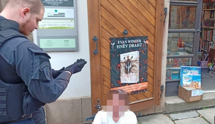 Celostátně hledaný muž se pokusil napadnout strážníka, skončil v poutech