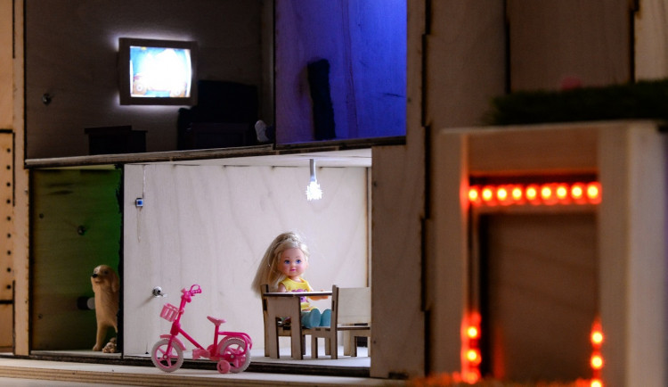 Školáci vyrobili chytré domečky pro panenky, dokážou sami otevřít dveře nebo zhasnout