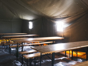 Takto vypadala stavba stanového městečka pro uprchlíky v Praze