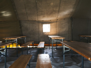 Takto vypadala stavba stanového městečka pro uprchlíky v Praze