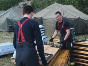 Takto vypadala stavba stanového městečka pro uprchlíky v Praze