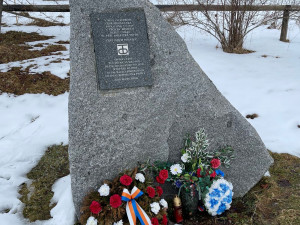 Detail pomníku na Zhůří odhaleného v roce 2000