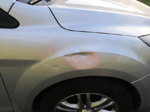 Opilý muž házel u sjezdu z dálnice D5 po projíždějících vozech kamení