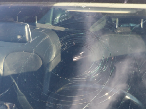 Opilý muž házel u sjezdu z dálnice D5 po projíždějících vozech kamení