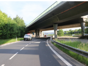 Opilý muž házel u sjezdu z dálnice D5 po projíždějících vozech kamení