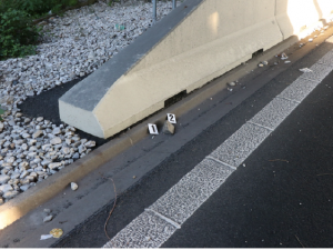 Opilý muž házel u sjezdu z dálnice D5 po projíždějících vozech kamení