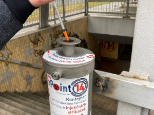 Kontejnery na použité injekční stříkačky se setkaly s úspěchem, umístěné jsou u nádraží nebo u Borského parku