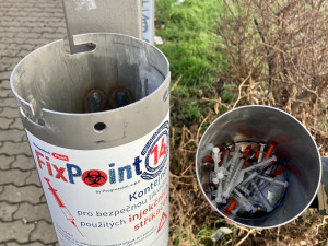 Kontejnery na použité injekční stříkačky se setkaly s úspěchem, umístěné jsou u nádraží nebo u Borského parku