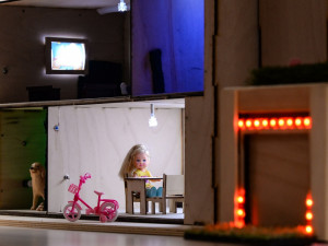 Školáci vyrobili chytré domečky pro panenky, dokážou sami otevřít dveře nebo zhasnout