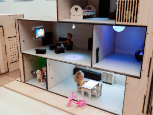 Školáci vyrobili chytré domečky pro panenky, dokážou sami otevřít dveře, pustit televizi i zhasnout