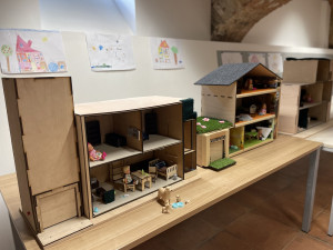 Školáci vyrobili chytré domečky pro panenky, dokážou sami otevřít dveře, pustit televizi i zhasnout