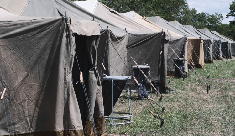 Takto vypadala stavba stanového městečka pro uprchlíky v Praze