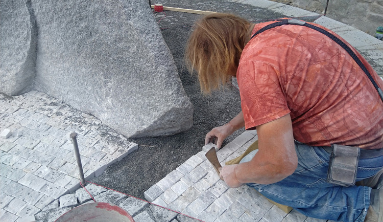 Přesná podoba nového památníku se tají až do samotného odhalení, které se uskuteční v neděli 5. května