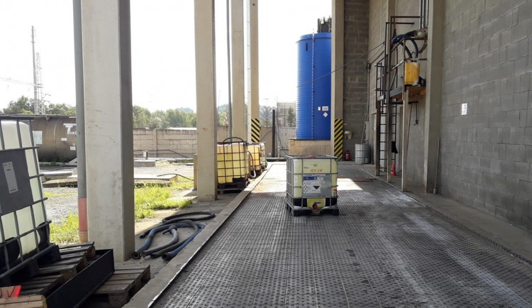 Pracovník firmy se nadýchal jedovatých výparů, které unikly po nečekané chemické reakci