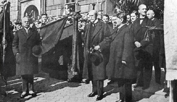 První Masarykova návštěva Plzně se neobešla bez incidentů, rozzuřený dav lynčoval nebohou Němku