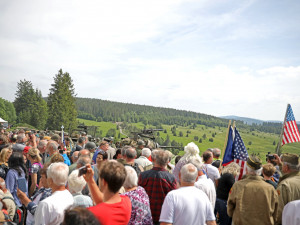 Stovky lidí sledovaly na šumavském Zhůří odhalení nového památníku, připomíná vojáky americké 90. pěší divize