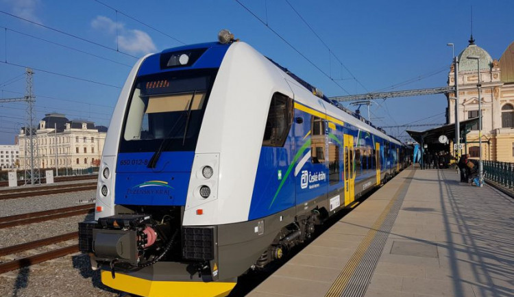 Vlakovou dopravu pro Plzeňsko a Český les budou příštích deset let provozovat České dráhy