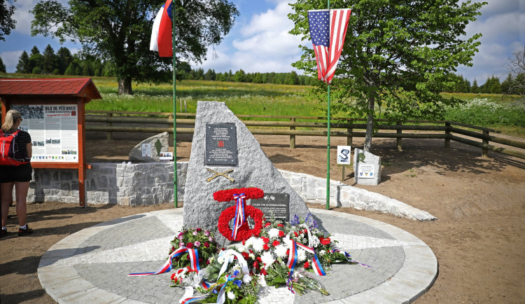 Nový památník připomíná vojáky americké 90. pěší divize