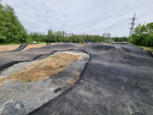 Dokončení první pumptrackové dráhy ve městě hatí počasí, slavnostně se otevře až těsně před volbami