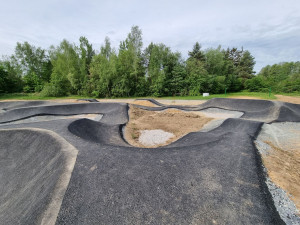 Dokončení první pumptrackové dráhy ve městě hatí počasí, slavnostně se otevře až těsně před volbami