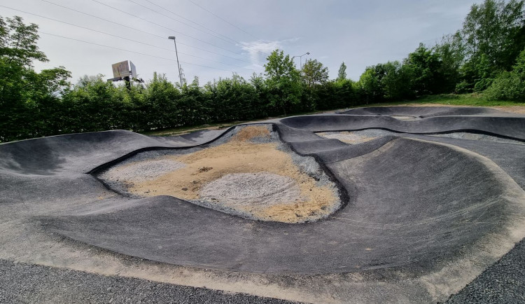 Dokončení pumptrackové dráhy hatí počasí, slavnostně se otevře až těsně před volbami