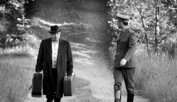 Do reálných míst na "zelené" hranici vyráží diváci za herci, ti jim při představení přiblíží provokační akci StB