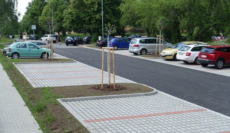 Nová parkovací stání vznikla v ulici U Pražské dráhy