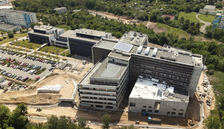 Areál kampusu plzeňské lékařské fakulty je obří stavbou a nachází se v těsném sousedství fakultní nemocnice na Lochotíně