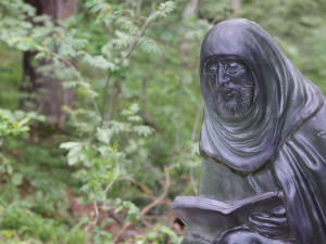 Na šumavské Vintířově stezce odhalili sochu sv. Vintíře, jde o obdobu slavné poutní cesty do španělského Santiaga