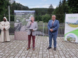 Na šumavské Vintířově stezce odhalili sochu sv. Vintíře, jde o obdobu slavné poutní cesty do španělského Santiaga