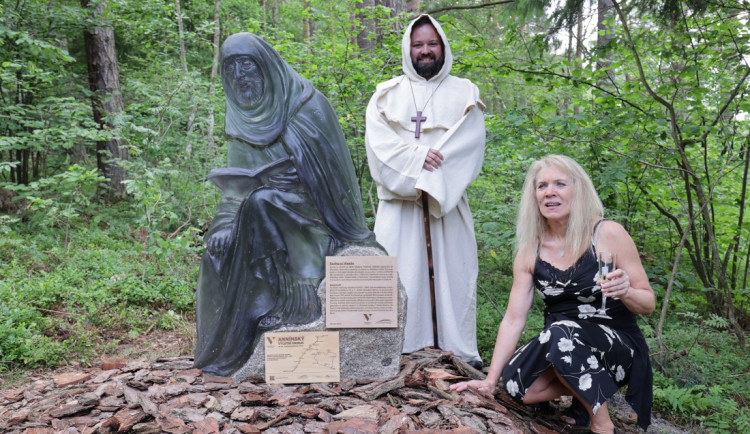 Sochu slavného poustevníka vytvořila sklářská výtvarnice Vladěna Tesařová