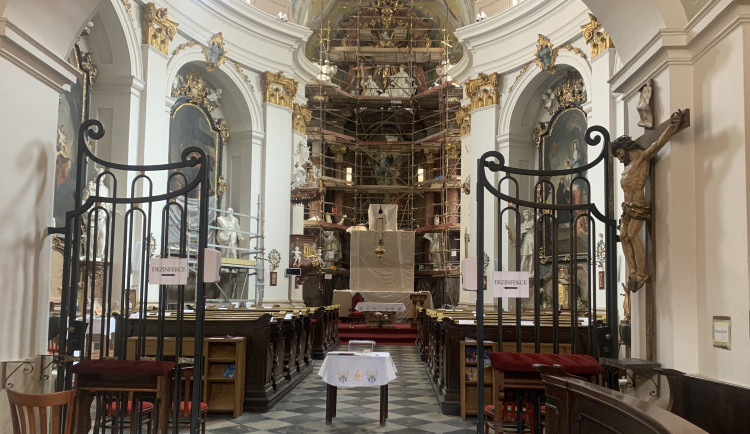 Brněnští památkáři volají po opravě oltáře v kostele milosrdných bratří