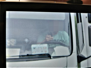 Až na jeden kilometr vidí policisté speciálním dalekohledem, zda řidič telefonuje za jízdy a není připoutaný