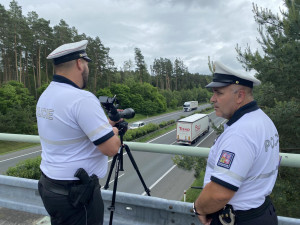 Až na jeden kilometr vidí policisté speciálním dalekohledem, zda řidič telefonuje za jízdy a není připoutaný