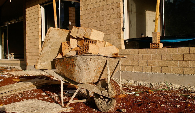 Loni klesl počet nových i zahajovaných bytů v Plzeňském kraji o jednotky procent