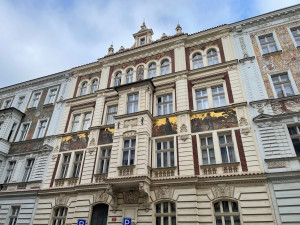 Tato galerie nikdy nezavírá. Malby slavného malíře Mikoláše Alše zdobí v Plzni téměř dvacet měšťanských domů