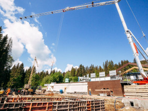 Na Špičáku je v plném proudu stavba víceúčelové budovy s novou restaurací a dalším zázemím areálu