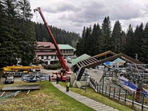 Na Špičáku je v plném proudu stavba víceúčelové budovy s novou restaurací a dalším zázemím areálu