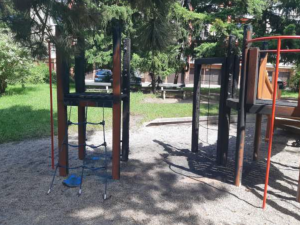 Vandal zapálil prolézačku na dětském hřišti, způsobil tím škodu za 300 tisíc korun