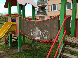 Vandalové řádili také na Borech v Čermákově ulici, foto: MO Plzeň 3