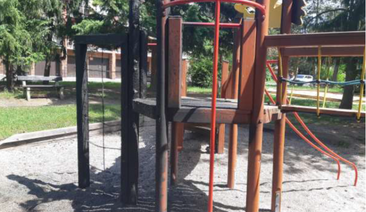 Poničené hřiště v Plzni na Slovanech, foto: PČR