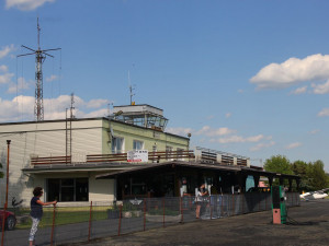 Klatovské letiště nese nově jméno legendárního stíhacího pilota Josefa Hubáčka