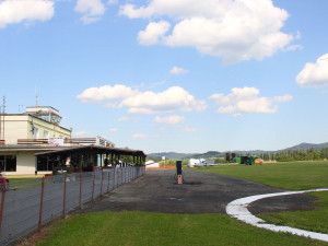 Klatovské letiště nese nově jméno legendárního stíhacího pilota Josefa Hubáčka