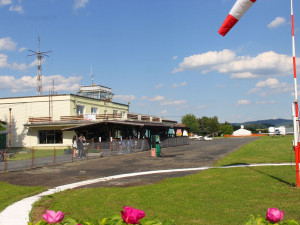 Klatovské letiště nese nově jméno legendárního stíhacího pilota Josefa Hubáčka