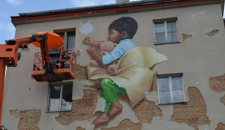 FOTO: Plzeň se díky festivalu WALLZ mění v obří umělecké plátno, podívejte se nově vznikající díla