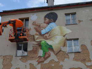 FOTO: Plzeň se díky festivalu WALLZ mění v obří umělecké plátno, podívejte se nově vznikající díla