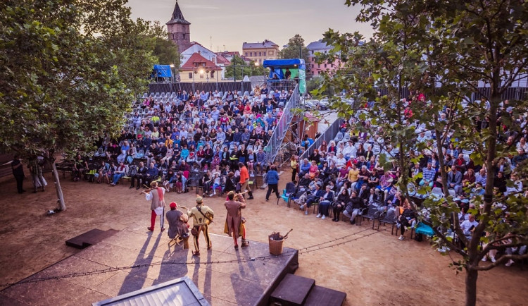 Západočeskou metropoli ovládne festival Divadelní léto, nabídne hlediště pro 500 diváků