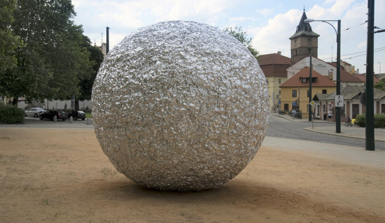 V centru města se objevila obří kulička s průměrem přes tři metry, má vzbudit zájem o umění ve veřejném prostoru